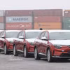 Los coches eléctricos VinFast se ensamblan en el puerto de Hai Phong, listos para su exportación. (Foto: VNA)