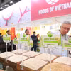 Los visitantes aprenden sobre productos de marcas vietnamitas en la exposición. (Foto: VNA)