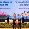 El primer ministro de Vietnam, Le Minh Hung, y su homólogo laosiano, Saleumxay Kommasith, presencian la ceremonia de firma del acuerdo de cooperación entre PV Power y la empresa PSGC. (Foto: petrovietnam.petrotimes.vn)