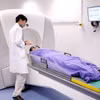 El paciente recibe radioterapia para tratar su cáncer. (Foto: benhvienk.vn)