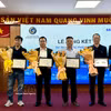 Las empresas reciben certificados de participación en el proyecto durante la conferencia de balance del Proyecto de Cooperación para el Desarrollo de Fábricas Inteligentes en el sur de Vietnam 2026 (Foto: VNA)
