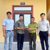 La recepción de un torguta alargada, entregada por el Comité Popular de la comuna de Nam Ba Don, provincia de Quang Tri. (Foto: VNA) 