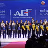 Los líderes gubernamentales y de Ciudad Ho Chi Minh, junto con los delegados que asisten al Foro Económico Mundial 2026 (Foto: VNA)