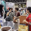 Clientes malasios disfrutan del café vietnamita. (Foto: VNA)