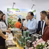 Los delegados visitan los stands en la feria (Foto: VNA)