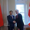 El ministro de Industria y Comercio de Vietnam, Le Manh Hung, y el ministro canadiense de Energía y Recursos Naturales, Tim Hodgson (Foto: VNA)