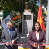 El embajador de Vietnam en México, Nguyen Van Hai, y la alcaldesa de Acapulco, Abelina López Rodríguez, realizan la ceremonia de inauguración de la estatua renovada del presidente Ho Chi Minh. (Foto: VNA)