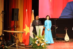 Évariste Koffi Yapi, secretario general del Ministerio de Asuntos Exteriores, Integración Africana y de los Marfileños en el Extranjero, interviene en el acto. (Fuente: VNA)
