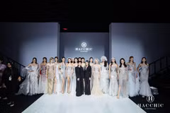 Las diseñadoras vietnamitas Tra Linh y Viet Trinh en un acto de presentación en Shanghai, China. (Fuente: VNA)