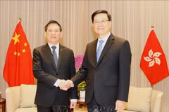 El viceprimer ministro vietnamita Ho Duc Phoc (izquierda) y el jefe de la Región Administrativa Especial de Hong Kong (China), Li Jiachao. (Fuente: VNA)