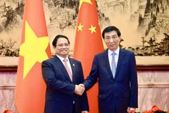 El primer ministro vietnamita, Pham Minh Chinh, con Wang Huning, miembro del Comité Permanente del Buró Político del Comité Central del Partido Comunista de China y presidente del Comité Nacional de la Conferencia Consultiva Política del Pueblo Chino. (Fuente: VNA)