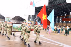 En la mañana del 22 de septiembre de 2025, en el Aeropuerto Internacional de Tan Son Nhat, el Ministerio de Defensa Nacional celebró una ceremonia de despedida para el Hospital de Campaña de Nivel 2, Rotación 7, y la Unidad de Ingenieros, Rotación 4, que partieron para participar en las misiones de mantenimiento de la paz de ONU en la Misión de las Naciones Unidas en Sudán del Sur y en la región de Abyei, bajo la Fuerza Provisional de Seguridad de ONU para Abyei. (Fuente: VNA)