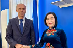 La vicepresidenta de la Asamblea Nacional de Vietnam, Nguyen Thi Thanh, y alcalde de la ciudad de Provins, Olivier Lavenka. (Fuente: VNA)
