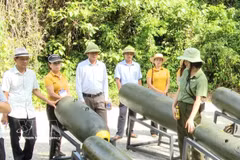 Turistas visitan el área de exhibición de diferentes tipos de carcasas de bombas en la zona ecoturística “Legendaria ruta Truong Son - Cueva de Mando”. (Fuente: VNA)