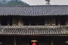 Helly Tong, famosa por su estilo de vida ecológico, suele exhibir elegancia y cercanía a la cultura a través de imágenes en lugares antiguos como Hoi An, Ha Giang o pueblos artesanales tradicionales.(Fuente: Facebook de Helly Tong)