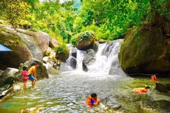 Durante la temporada de lluvias, el agua del arroyo que fluye desde su nacimiento hacia el cauce rocoso atrae a muchos turistas que vienen a bañarse. (Fuente: VNA)