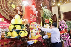 El presidente de la Asamblea Nacional de Vietnam, Tran Thanh Man, ofrece incienso en el Sitio Histórico Nacional Especial dedicado al presidente Ton Duc Thang. (Fuente: VNA)