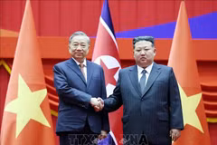 El secretario general del Partido del Trabajo de Corea y presidente de la Comisión de Asuntos Estatales del país anfitrión, Kim Jong Un, recibe al secretario general del Partido Comunista de Vietnam, To Lam. (Fuente: VNA)