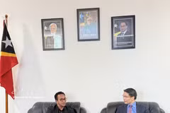 El encargado de negocios de Vietnam en Timor Leste, Pham Binh Dam, y el ministro de Justicia de Timor Leste, Sérgio de Jesus Fernandes da Costa Hornai. (Fuente: VNA)