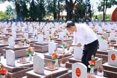 El primer ministro de Vietnam, Le Minh Hung, rinde homenaje a héroes y mártires en el Cementerio Nacional de Mártires de Truong Son. (Fuente: VNA)