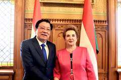 Phan Dinh Trac, miembro del Buró Político, secretario del Comité Central del PCV y jefe de su Comisión de Asuntos Internos, y Marta Mátrai, primera vicepresidenta de la Asamblea Nacional húngara. (Fuente: VNA)
