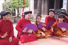 Los artistas interpretan el canto Xoan en el templo Lai Len, atrayendo a una gran cantidad de lugareños y turistas. (Fuente: VNA)