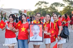 Los jóvenes se dirigen a la celebración del Día Nacional con gran orgullo patriótico. (Foto: VietnamPlus)