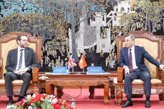 El ministro de Finanzas vietnamita, Ngo Van Tuan, y el embajador británico en Hanoi, Ian Frew, en el encuentro. (Fuente: mof.gov.vn)