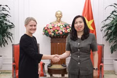 La viceministra de Relaciones Exteriores de Vietnam, Le Thi Thu Hang, recibe a Astrid Bergmål, secretaria de Estado del Ministerio de Relaciones Exteriores de Noruega. (Fuente: Ministerio de Relaciones Exteriores)
