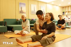 Personas mayores participan en actividades en una guardería. (Fuente: VNA)