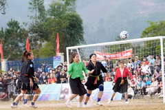 Un momento del partido entre Lam Thuong (de la provincia de Lao Cai) y Mong Duong (de la provincia de Quang Ninh) el 7 de diciembre de 2025. (Fuente: VNA)