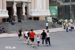 Turistas visitan la Ópera de Ciudad Ho Chi Minh. (Fuente: VNA)