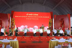 El secretario general del Partido Comunista de Vietnam, To Lam, y delegados en evento. (Fuente: VNA)