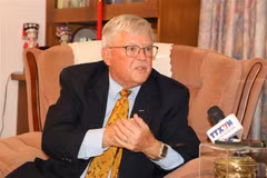 El profesor Carl Thayer en una entrevista con la Agencia Vietnamita de Noticias. (Fuente: VNA)