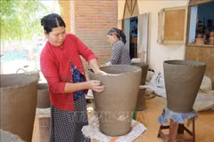 Producción de la cerámica Cham en la provincia vietnamita de Ninh Thuan. (Fuente: VNA)
