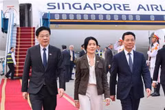 El ministro vietnamita de Ciencia y Tecnología, Nguyen Manh Hung, recibe al primer ministro de Singapur, Lawrence Wong, y su esposa en el aeropuerto de Noi Bai. (Fuente: VNA)