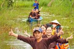 Turistas en la zona forestal de U Minh Ha. (Fuente: VNA)