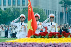 La ceremonia de izamiento de la bandera se celebró solemnemente para conmemorar el 81.º aniversario de la Revolución de Agosto (19 de agosto ) y el Día Nacional de Vietnam (2 de septiembre). (Fuente: VNA)