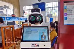 Interfaz de asistente virtual en el robot de recepción de la comuna de Lai Hoa. (Fuente: VNA)