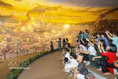 Los visitantes admiran la pintura panorámica de la Campaña de Dien Bien Phu en el Museo de la Victoria de Dien Bien Phu. (Fuente: VNA)