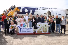 La ceremonia de bienvenida al visitante número 20 millones en el aeropuerto de Phu Quoc. (Fuente: VNA)