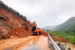 El 23 de agosto, las autoridades de la provincia de Quang Ninh retiraron urgentemente el lodo y los escombros, nivelaron los deslizamientos de tierra y reabrieron las carreteras inundadas. (Fuente: VNA)