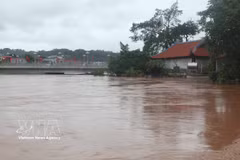 El nivel del agua del río Ky Cung (provincia de Lang Son) superó el nivel de alerta III en la mañana del 23 de agosto de 2026. (Fuente: VNA)