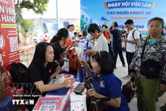 Un gran número de personas con discapacidad buscan oportunidades de empleo en la "Feria de Empleo para Personas con Discapacidad de la ciudad". (Fuente: VNA)