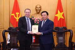 El miembro del Buró Político del Partido Comunista de Vietnam, director de la Academia Nacional de Política Ho Chi Minh y presidente del Consejo Teórico Central, Nguyen Xuan Thang, y el presidente del Comité de Política Exterior del Parlamento de Dinamarca, Michael Aastrup Jensen. (Fuente: VNA)