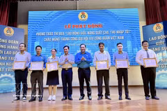Nguyen Duc Tai (extremo izquierdo) recibe el Premio al Trabajo Creativo 2025 de la Confederación General del Trabajo de Vietnam. (Fuente: VNA)