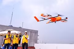 El Hospital General Duc Giang y la Corporación General de Correos de Vietnam han coordinado la implementación del modelo “Aplicación de drones en el transporte médico”. (Fuente: https://hanoimoi.vn/)