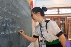 Horario de clases del profesorado de la Escuela Secundaria Pom Lot, provincia de Dien Bien. (Fuente: VietnamPlus)