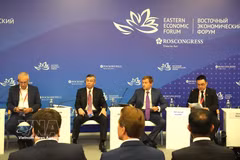 El ministro vietnamita de Finanzas, Ngo Van Tuan,(segundo por la izquierda), y los delegados participantes en el evento. (Fuente: VNA)