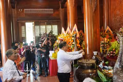 El viceprimer ministro permanente de Vietnam, Pham Gia Tuc, ofrece inciensos en homenaje al Presidente Ho Chi Minh en Nghe An. (Fuente: VNA)